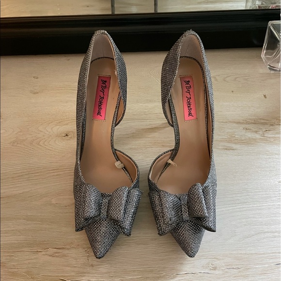 Betsey Johnson Pewter Metallic Glitter Bow Heels - Picture 3 of 9